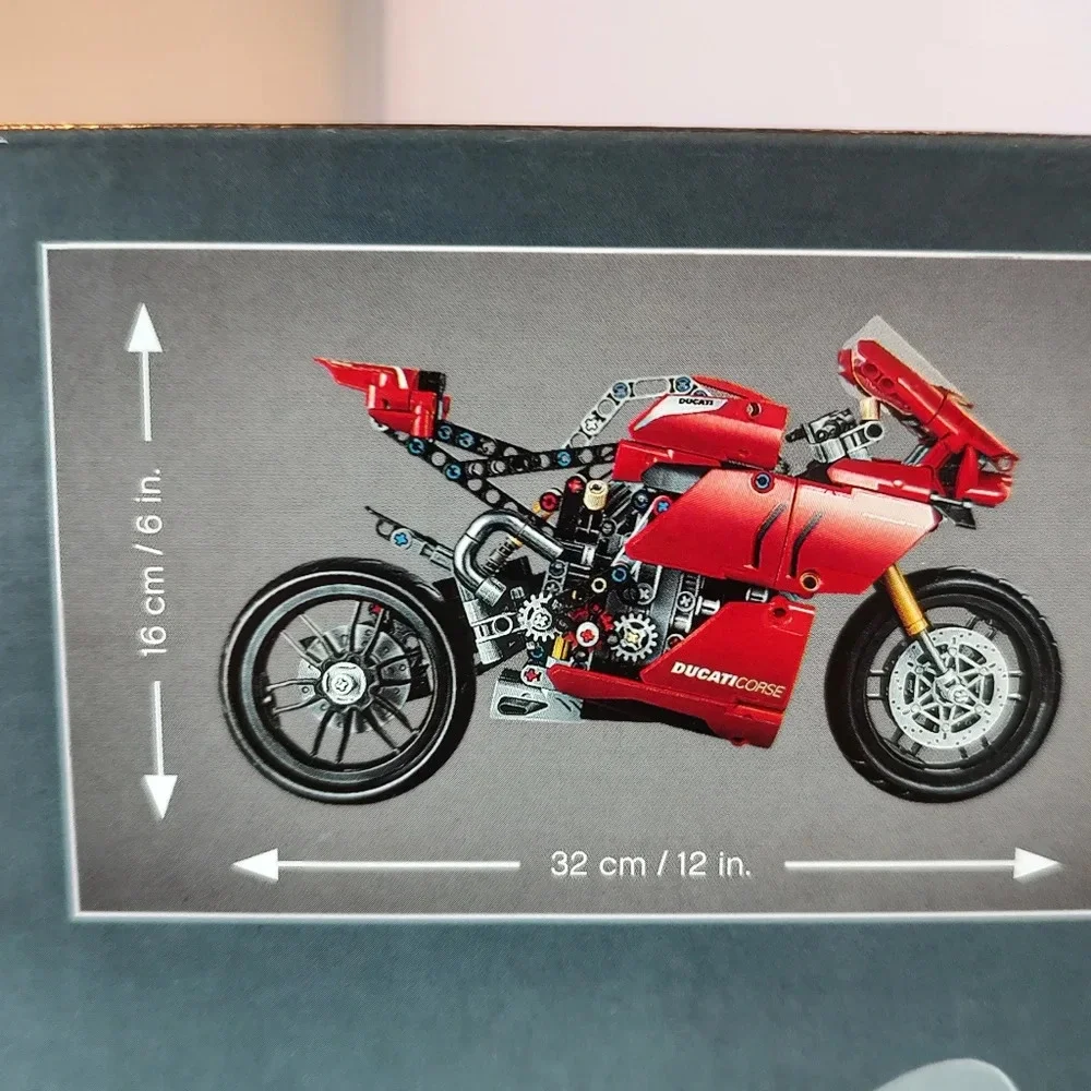 Lego Technic 42107 Ducati Panigalr V4 R NWT